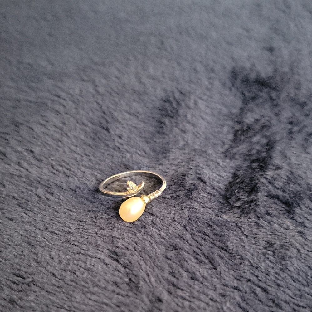 Elegant Gold Pearl Ring